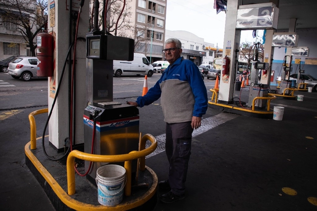 Un empleado trabaja en una estación de servicio y venta de gas natural comprimido, cerrada debido a la falta de suministro por el alto consumo, en la ciudad de Buenos Aires, capital de Argentina, el 29 de mayo de 2024. Foto Xinhua