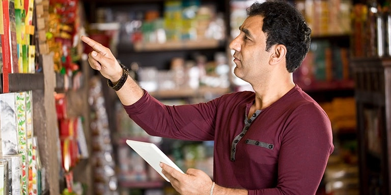 Y los giros comerciales para los que utilizan los préstamos son la compra y venta de ropa; servicios de alimentos (taquerías, loncherías y fondas); compra y venta de calzado; abarrotes y misceláneas, y compra y venta de perfumes. Foto Compartamos.com.mx