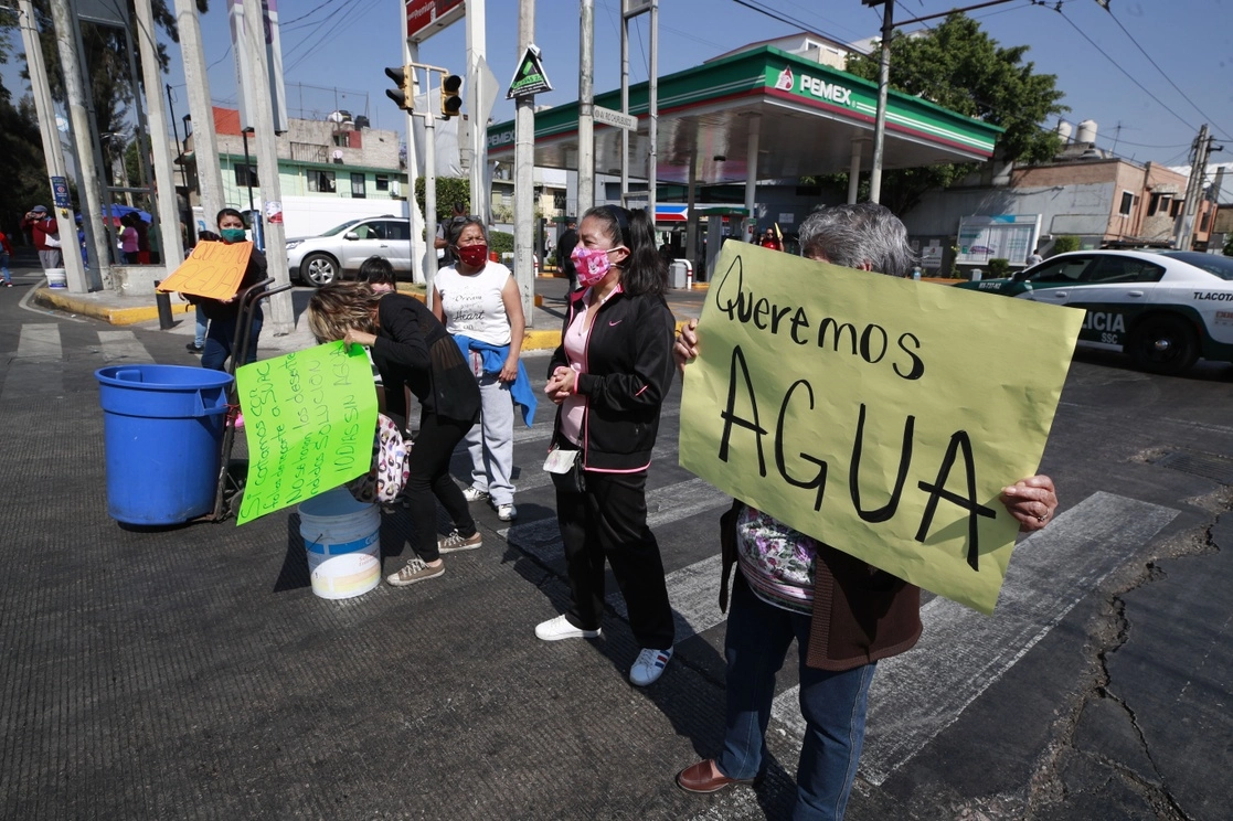 Aún no comienza el corte y ya se resiente la falta de agua, lo que ha ocasionado protestas de vecinos en distintas alcaldías. Antier, bloquearon el cruce de Circuito Interior Río Churubusco y Eje 4, en Iztacalco, en demanda del restablecimiento del servicio. Foto Alfredo Domínguez