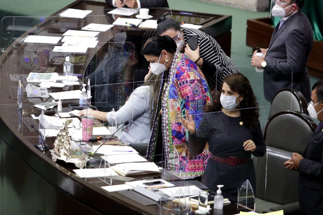 Dolores Padierna, vicepresidenta de la Cámara de Diputados, durante una sesión ordinaria. Detrás, la priísta Dulce María Sauri. Foto Roberto García Ortiz / Archivo