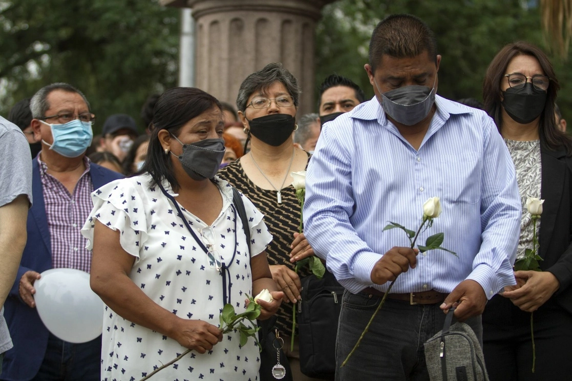 Mario Escobar y Dolores Bazaldúa, padres de Debanhi, participaron el lunes en la protesta que estudiantes y profesores de la Universidad Autónoma de Nuevo León organizaron para exigir justicia por el crimen. Foto Cuartoscuro