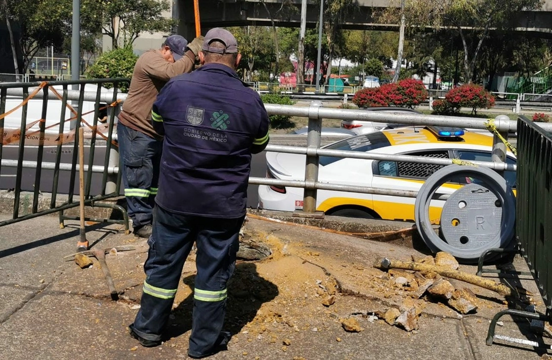 Las hermanas cayeron en una coladera destapada a un costado de un paso peatonal ubicado sobre Viaducto y Añil. Foto Especial
