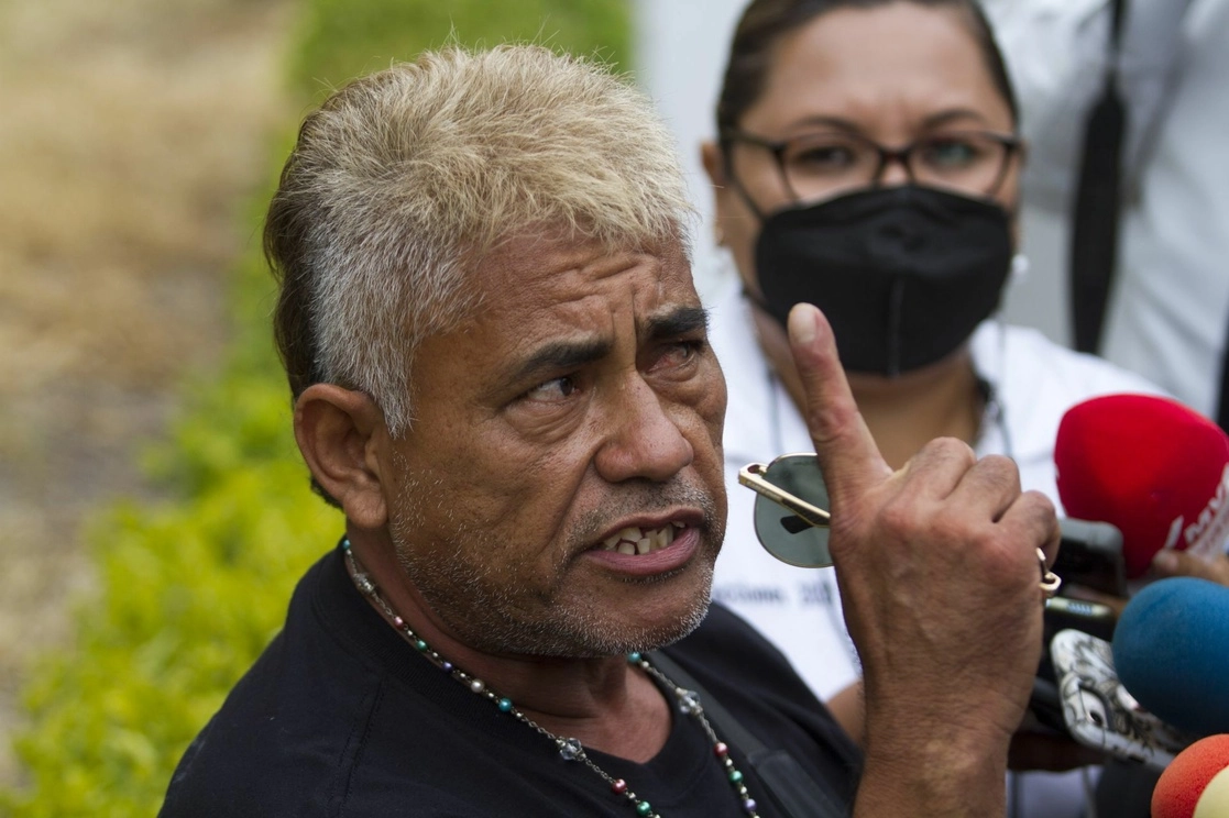 Gerardo Martínez, padre de Yolanda Martínez, expresó que en el caso de su hija “algo quedó inconcluso ahí, que hay que volver a checar". En la imagen, al acudir a las oficinas de la Fiscalía General de Justicia el 31 de marzo de 2022. Foto Cuartoscuro