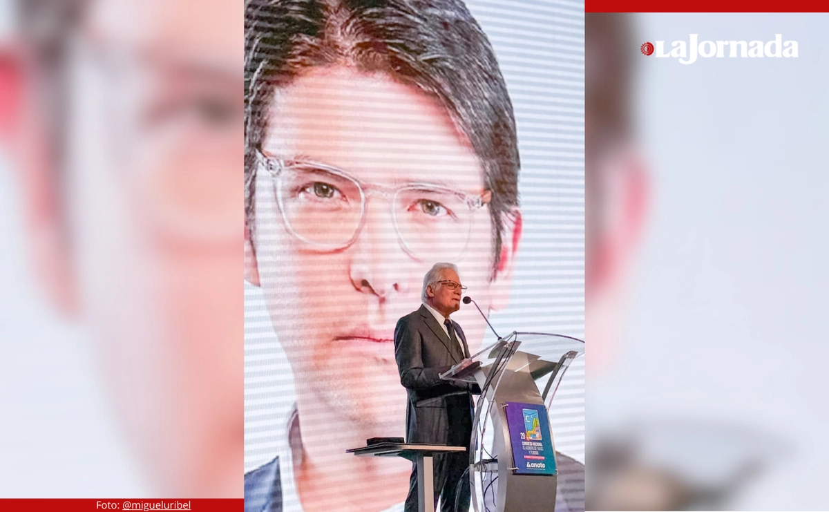 Miguel Uribe Londoño, de 72 años, anunció su candidatura con un discurso afuera del edificio del Congreso en la capital donde su hijo se convirtió en un conocido senador. Foto