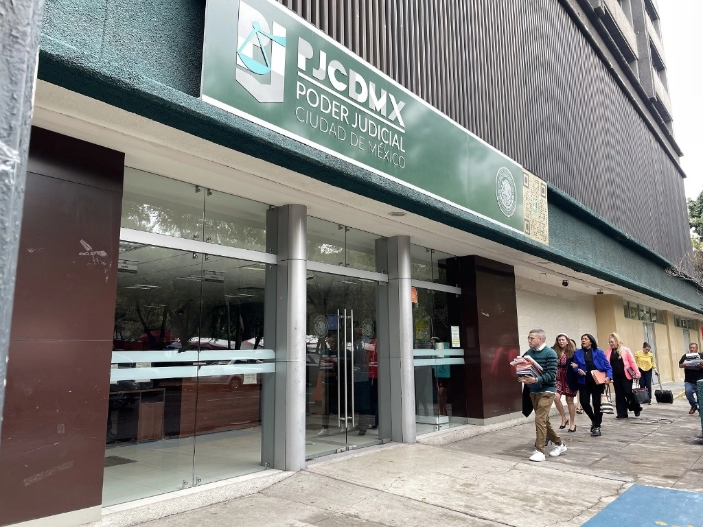 Acompañado de su defensa y su equipo jurídico, Medero Marín ingresó a la audiencia en los juzgados del TSJCDMX para conocer su situación jurídica. Foto Laura Cecilia Gómez Flores 