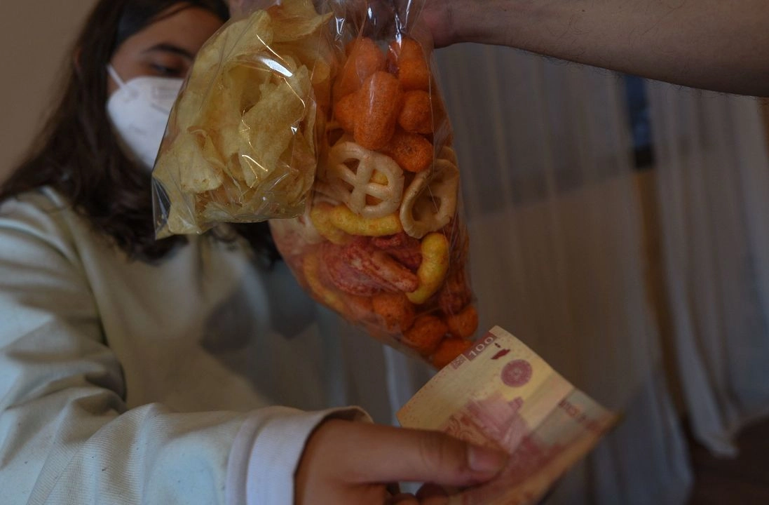En nueve días entra en vigor la prohibición de vender comida chatarra en escuelas. Foto 
