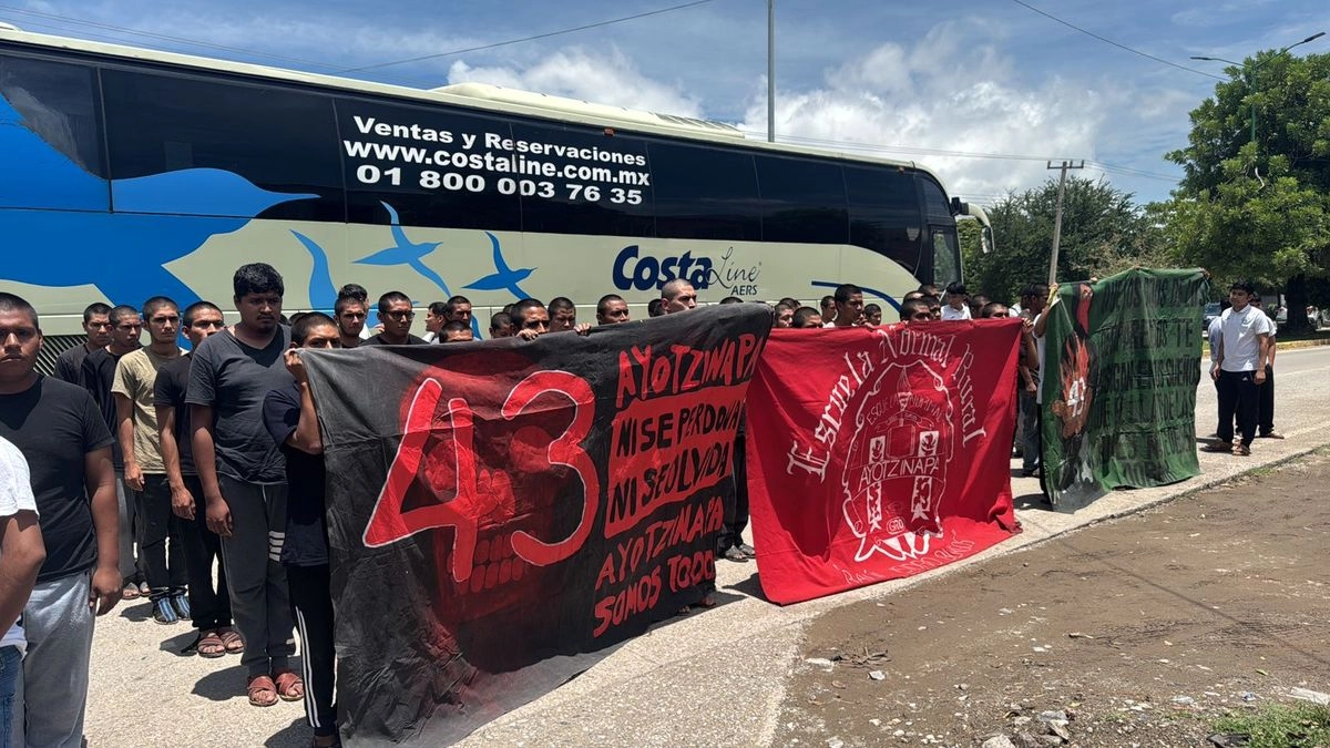 Colectivo de madres y padres de familia de los 43 estudiantes desaparecidos pidieron al gobierno entregue los 800 folios con evidencias claras sobre paradero de los normalista de Ayotzinapa.