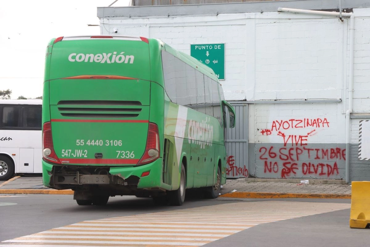 Estudiantes que se identificaron cómo normalistas bloquearon la Central de Autobuses del Norte en exigencia de vales de combustible y la toma de tres camiones, lo que ocasionó el cierre del centro de transferencia. Foto