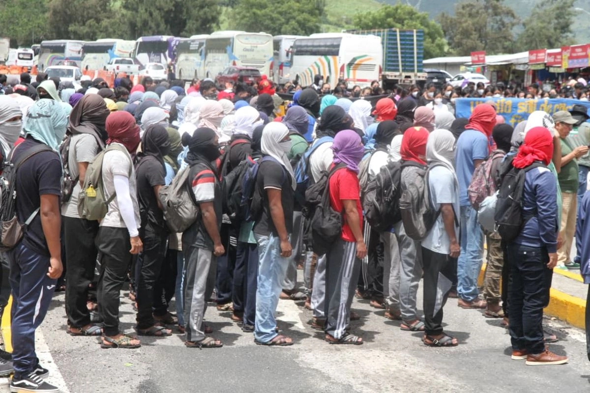 Padres de familia de los 43, esta mañana en la cabina de Radio Universidad Pueblo, y en la caseta de cobro de Palo Blanco, en Chilpancingo. Foto