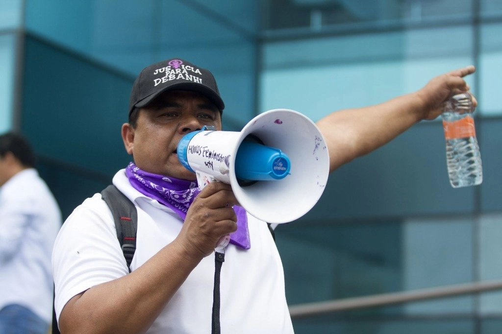 Mario Escobar Salazar, padre de Debanhi, en una marcha en NL para exigir justicia por la muerte de su hija, el 21 de abril de 2023. Foto Cuartoscuro