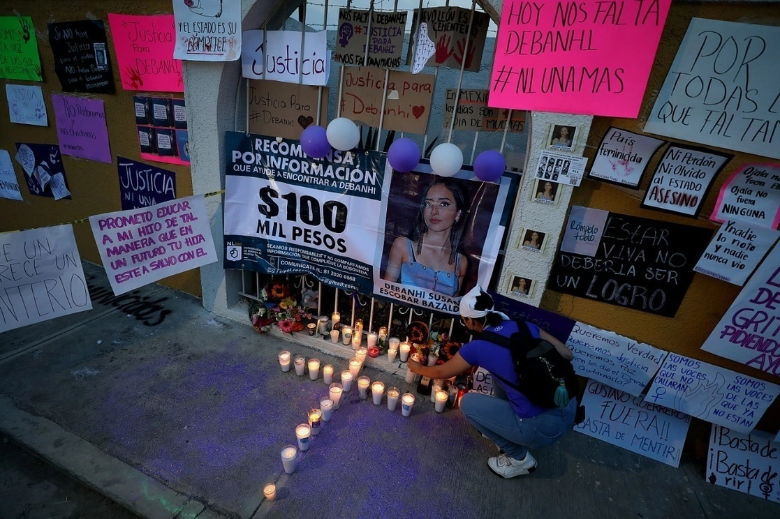 Ofrenda por Debanhi Escobar donde fue hallado su cuerpo afuera de un motel. Foto Antonio Ojeda / Archivo