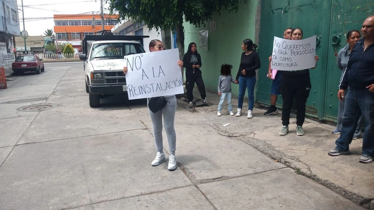 Seis padres de familia impidieron la reinstalación de una directora, sin que la supervisión escolar cumpliera su deber.