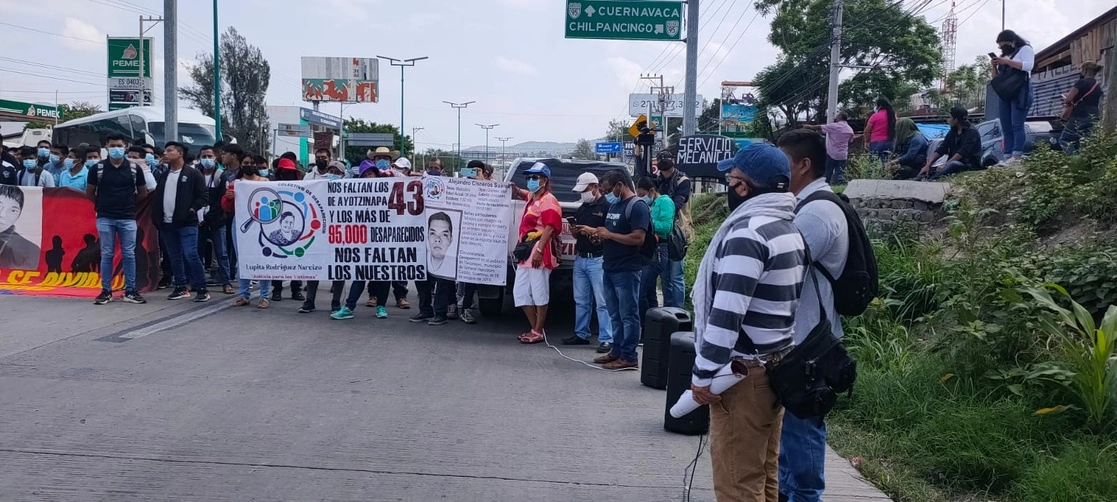 Padres de familia de los 43 y colectivos de desaparecidos bloquearon la Autopista del Sol a la altura de Chilpancingo, Guerrero, el 8 de junio de 2022. Foto Sergio Ocampo