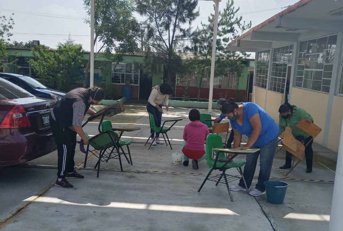 Padres de familia realizan labores en la escuela primaria Benito Juárez en Ecatepec, el 12 de agosto de 2021. Foto Javier Salinas Cesáreo