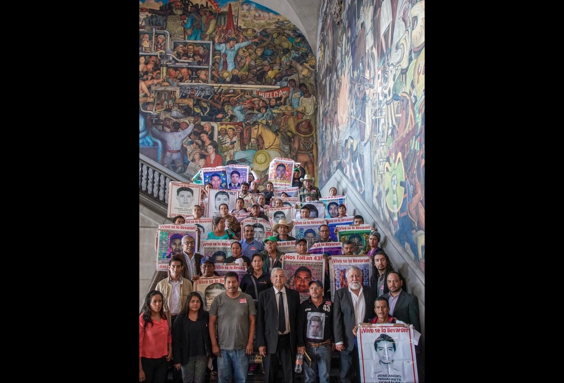 En septiembre de 2019, el presidente Andrés Manuel López Obrador y el subsecretario Alejandro Encinas se reunieron en Palacio Nacional con familiares de los 43 normalistas desaparecidos para informarles que se llegaría a la verdad y la justicia. Foto cortesía Presidencia