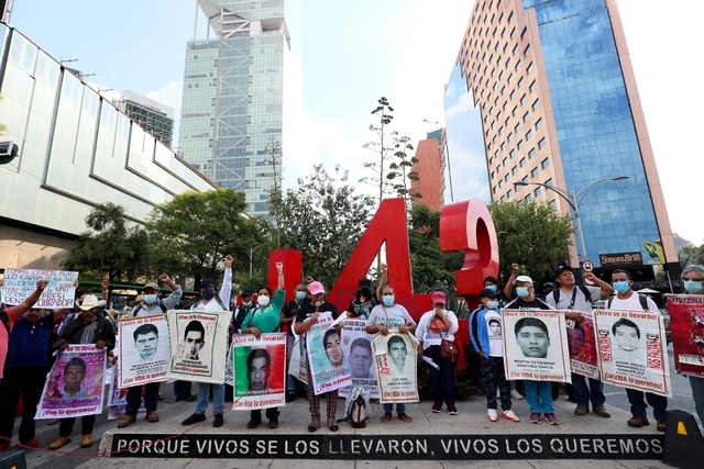 Padres de los 43 de Ayotzinapa durante una protesta en imagen de archivo. Foto Roberto García
