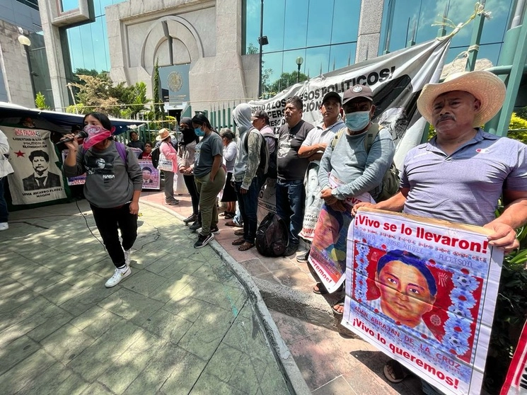 Padres de los 43 estudiantes desaparecidos de Ayotzinapa realizan un mitin frente a las instalaciones del Consejo de la Judicatura Federal, en la Ciudad de México, el 22 de septiembre de 2023. Foto José Antonio López