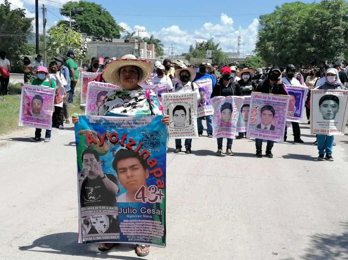 Padres de los 43 estudiantes desaparecidos hace 7 años, marcharon para pedir la presentación con vida de los normalistas. Foto La Jornada