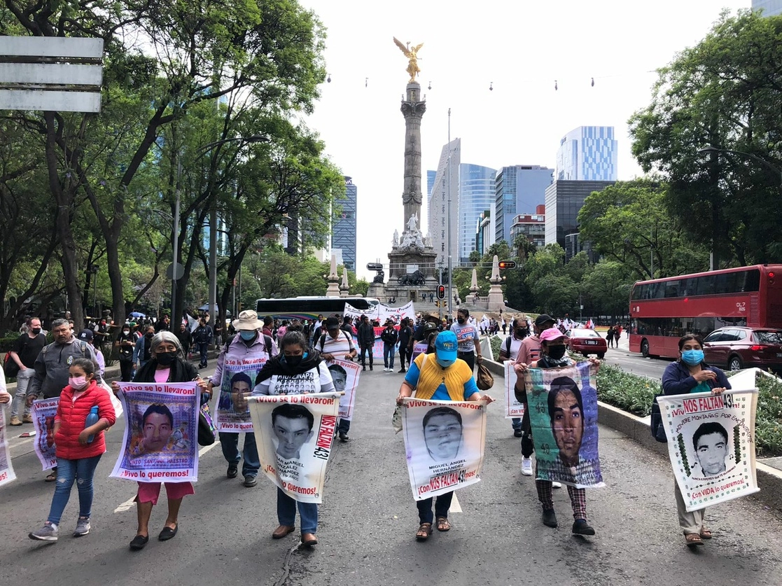Familiares de los 43 normalistas durante  la marcha XCI Acción Global por Ayotzinapa y México. Foto Luis Castillo 