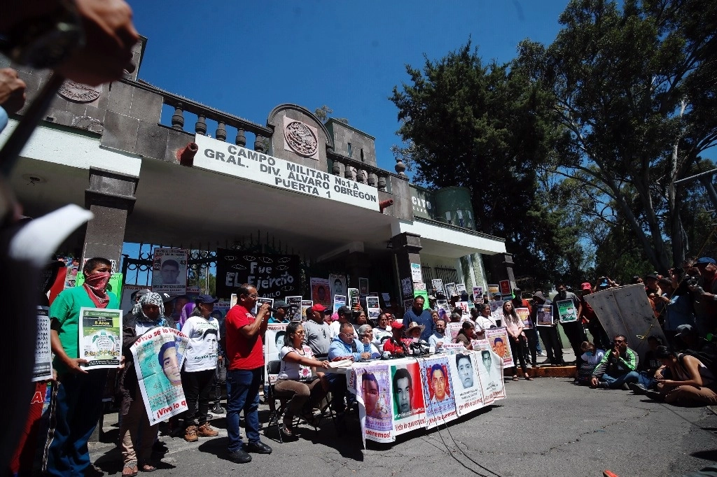 En audiencia ante la CIDH, padres y madres de la 43 normalistas de Ayotzinapa desaparecidos en 2014 y sus representantes denunciaron que hay un "desmantelamiento" de los mecanismos que llevan el caso, el cual "se va a pique". La imagen, de septiembre pasado. Foto Cristina Rodríguez