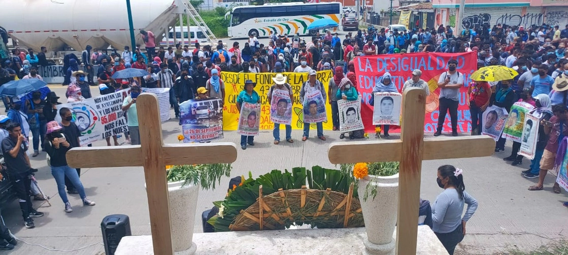 Familiares de los estudiantes desaparecidos y contingentes de otras organizaciones bloquearon la Autopista del Sol, a la altura de Chilpancingo, en el inicio de la Jornada nacional de lucha ante la deuda de justicia del Estado por los caminos de la verdad. La movilización se inició con una misa en el sitio donde asesinaron a dos alumnos en diciembre de 2011 y concluirá el 27 de septiembre en Iguala. Nos quieren engañar con la detención de Jesús Murillo Karam, pero son más de 80 órdenes de captura, dijeron. Foto Sergio Ocampo. 