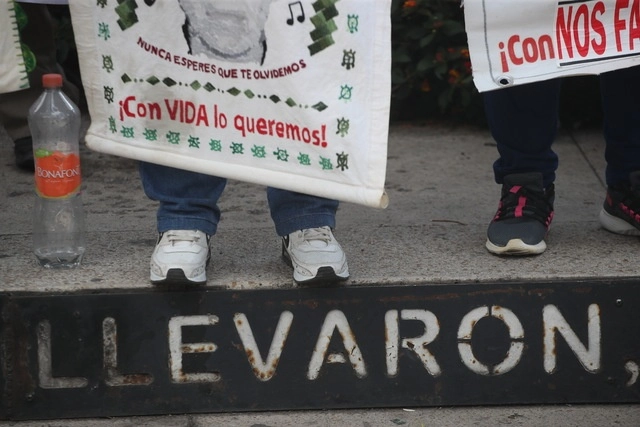 Padres de los 43 normalistas de Ayotzinapa desaparecidos esperan avances de las investigaciones. Foto Luis Castillo/Archivo
