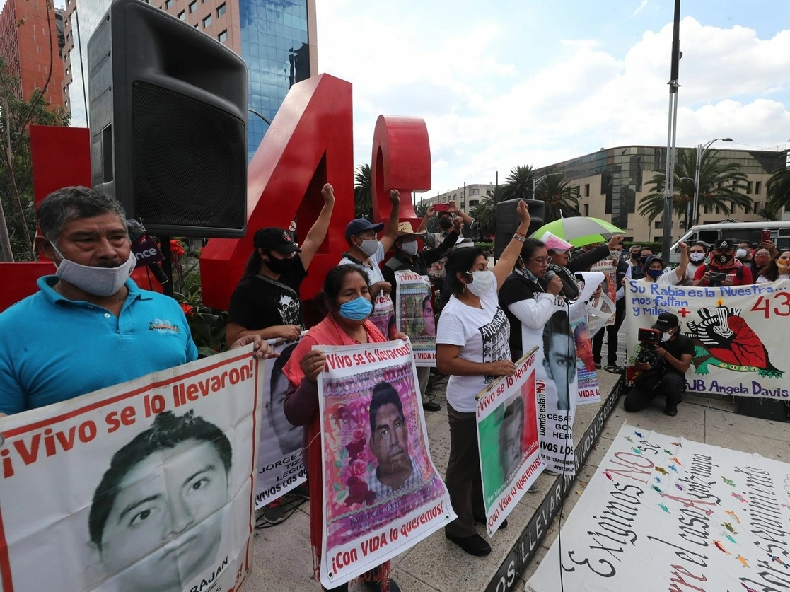 Familiares de los normalistas desaparecidos de Ayotzinapa, junto al antimonumento instalado sobre Paseo de la Reforma. Foto José Antonio López / Archivo