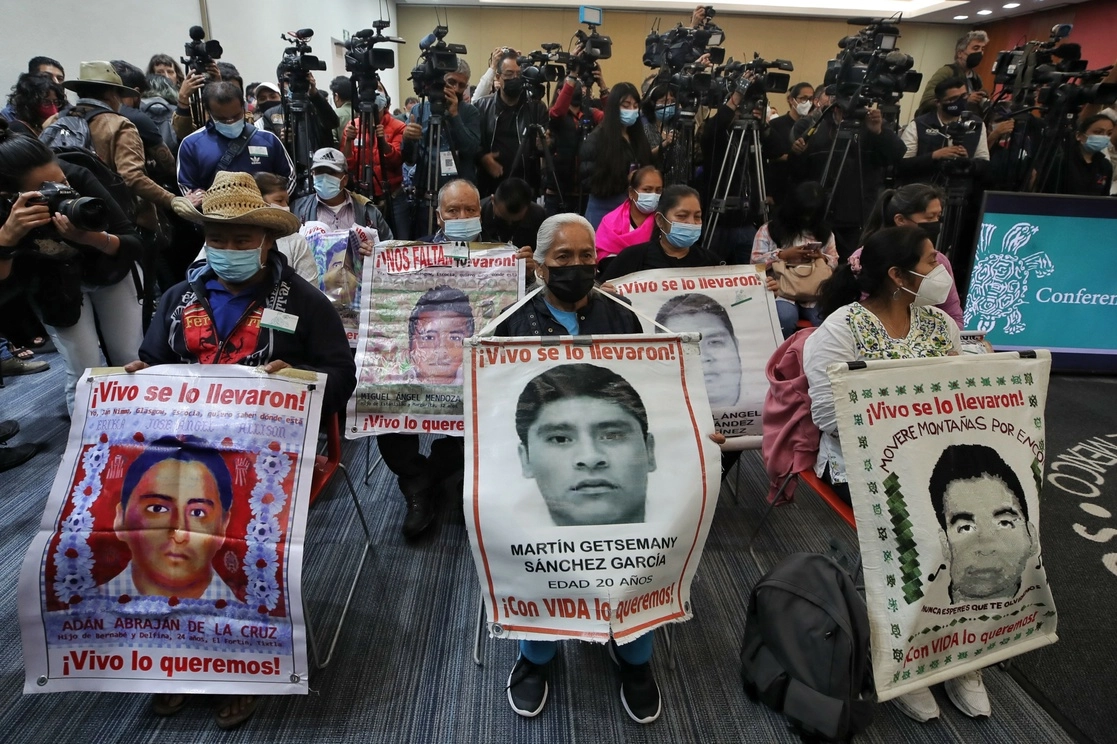 El caso Ayotzinapa está ahora en manos del fiscal Rosendo Gómez Piedra. En la imagen, la reunión de familiares con el GIEI en septiembre pasado. Foto Marco Peláez



