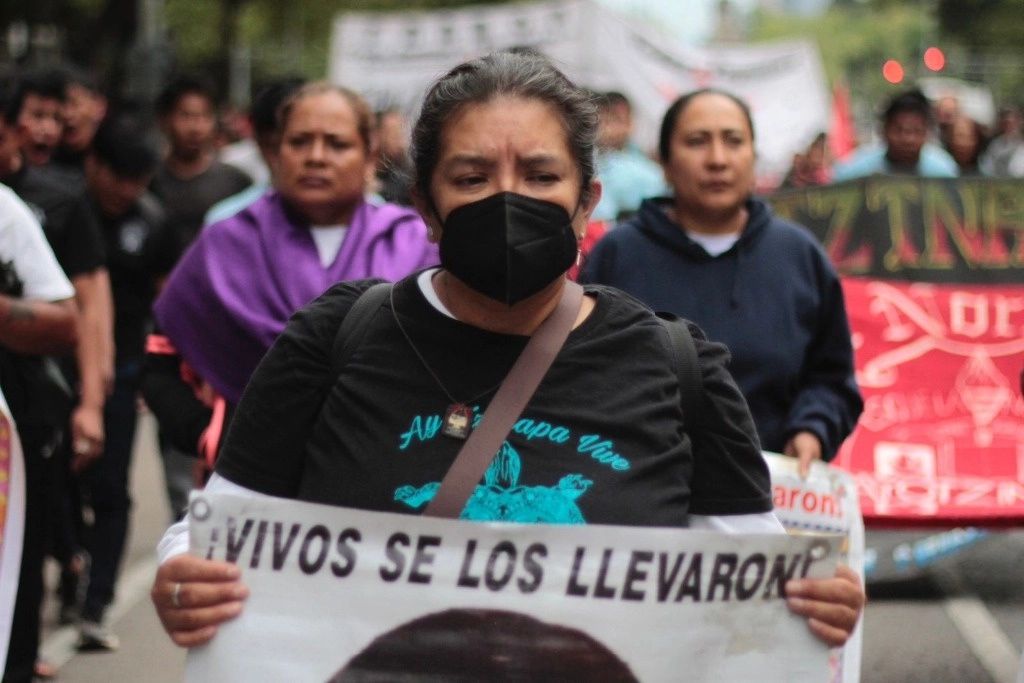 Familiares de los 43 normalistas de Ayotzinapa durante la protesta. Foto Germán Canseco