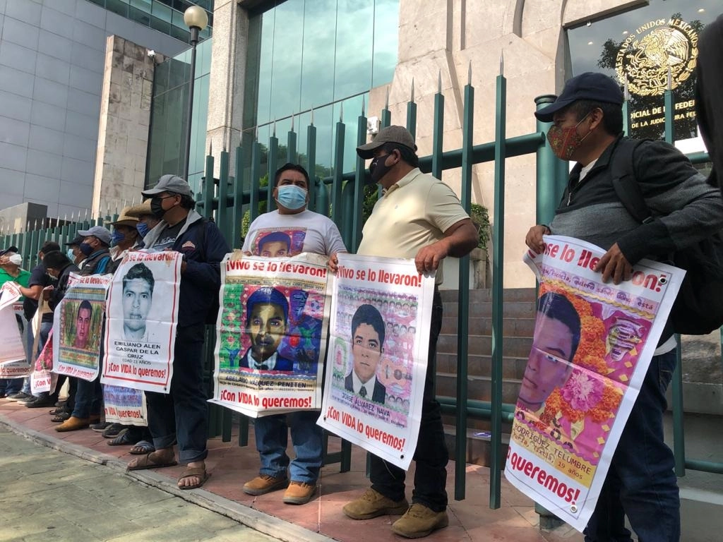 Familiares y amigos de los 43 normalistas desaparecidos de Ayotzinapa llegaron al Consejo de la Judicatura Federal, en la Ciudad de México, el 24 de septiembre de 2020. Foto Luis Castillo