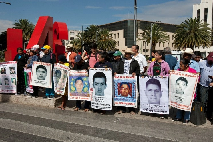 Familiares de los 43 normalistas de Ayotzinapa durante la caminata por la verdad y la justicia el pasado 26 de enero de 2019. Foto Cristina Rodríguez