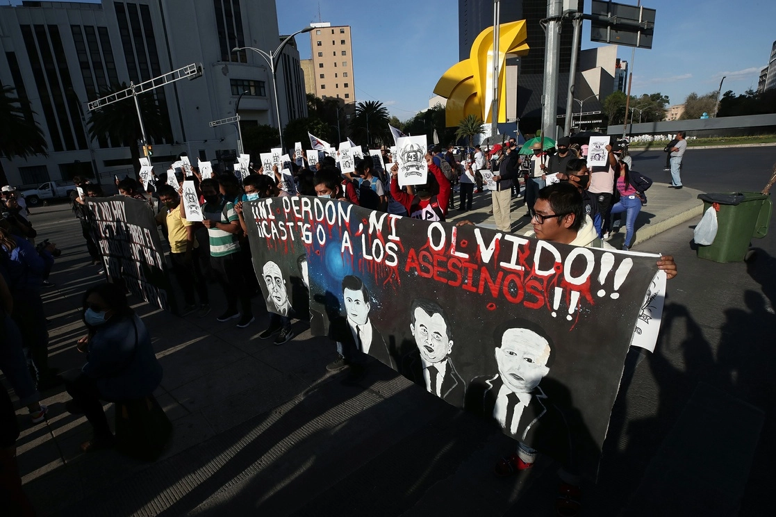 Marcha en la CDMX para exigir justicia por la desaparición de los 43 normalistas de Ayotzinapa. Foto José Antonio López/ archivo