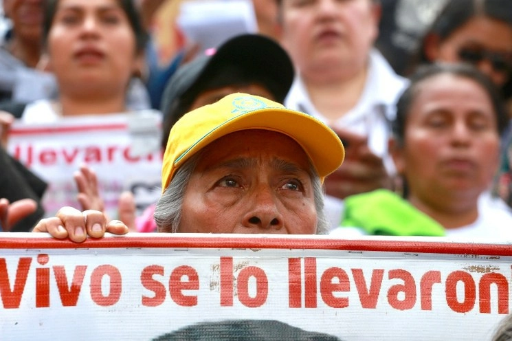 Durante una ceremonia religiosa con motivo de los cinco años de la desaparición de 43 normalistas de Ayotzinapa, en septiembre pasado. Foro Luis Castillo 
