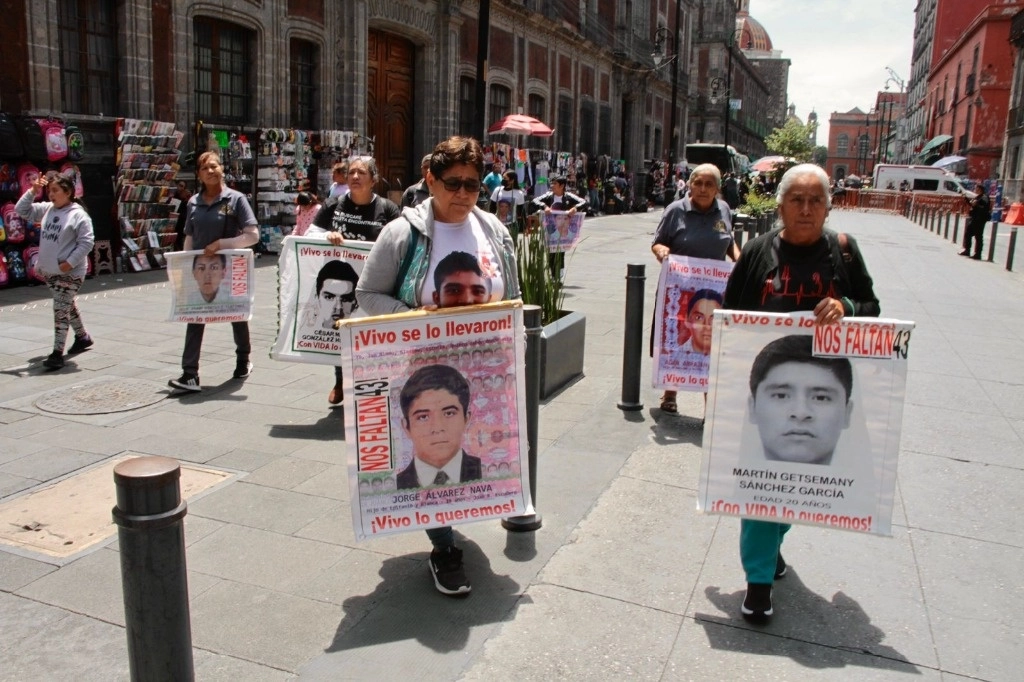 Padres de los 43 estudiantes desaparecidos de Ayotzinapa ingresan a Palacio Nacional, para una reunión con el presidente Andrés Manuel López Obrador, Ciudad de México, el 3 de julio de 2024. Foto Germán Canseco