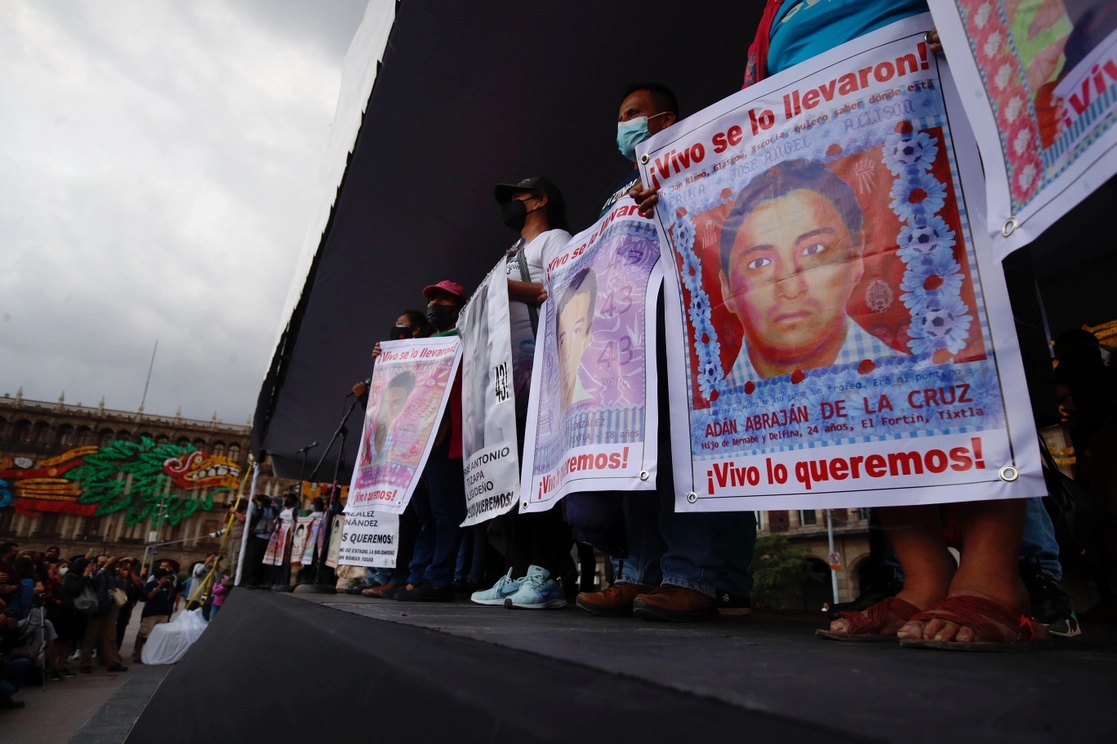 Padres de los 43 normalistas y organizaciones sociales planean una marcha que durará un año. Foto Cristina Rodríguez/Archivo