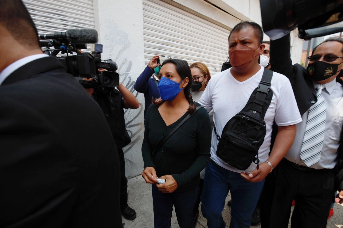 Raúl Reyes y María Guadalupe Lezama, padres del menor presuntamente violentado sexualmente por Saúl Huerta, acudieron al Senado para pedir que se apruebe el desafuero del diputado de Morena, en la Ciudad de México, 9 de agosto de 2021. Foto Cristina Rodríguez