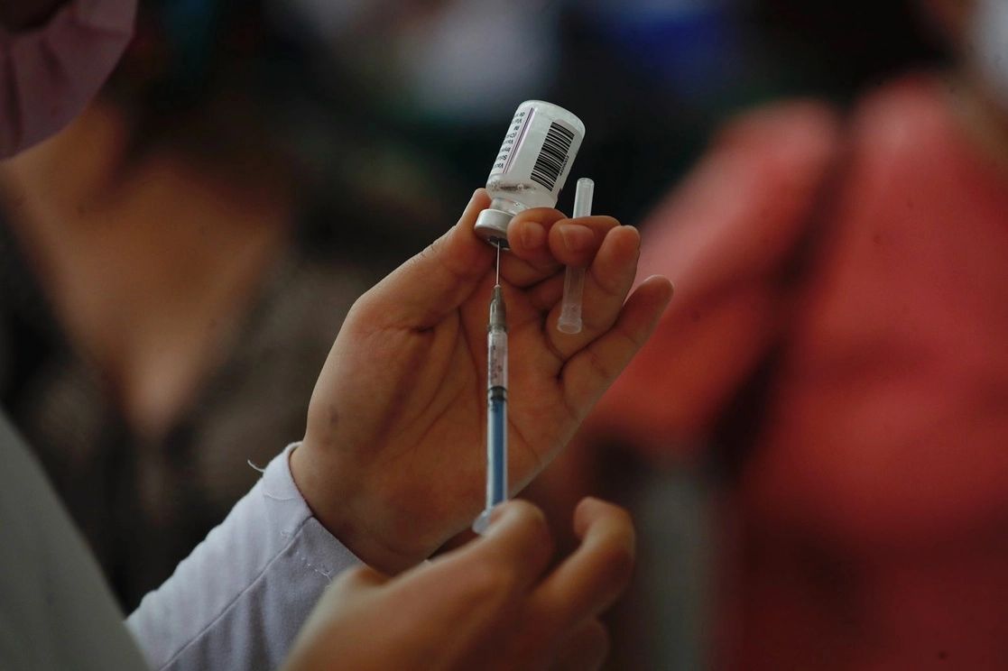 Personal de salud prepara una vacuna antiCovid en la Biblioteca Vasconcelos, el 17 de agosto de 2021. Foto Cristina Rodríguez