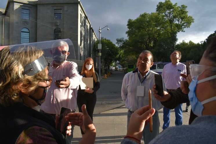 El titular de la Unidad de Administración y Finanzas, Pedro Flores (c,der) durante la reunión con padres de familia. Foto Cortesía Ssa
@SSalud_mx
