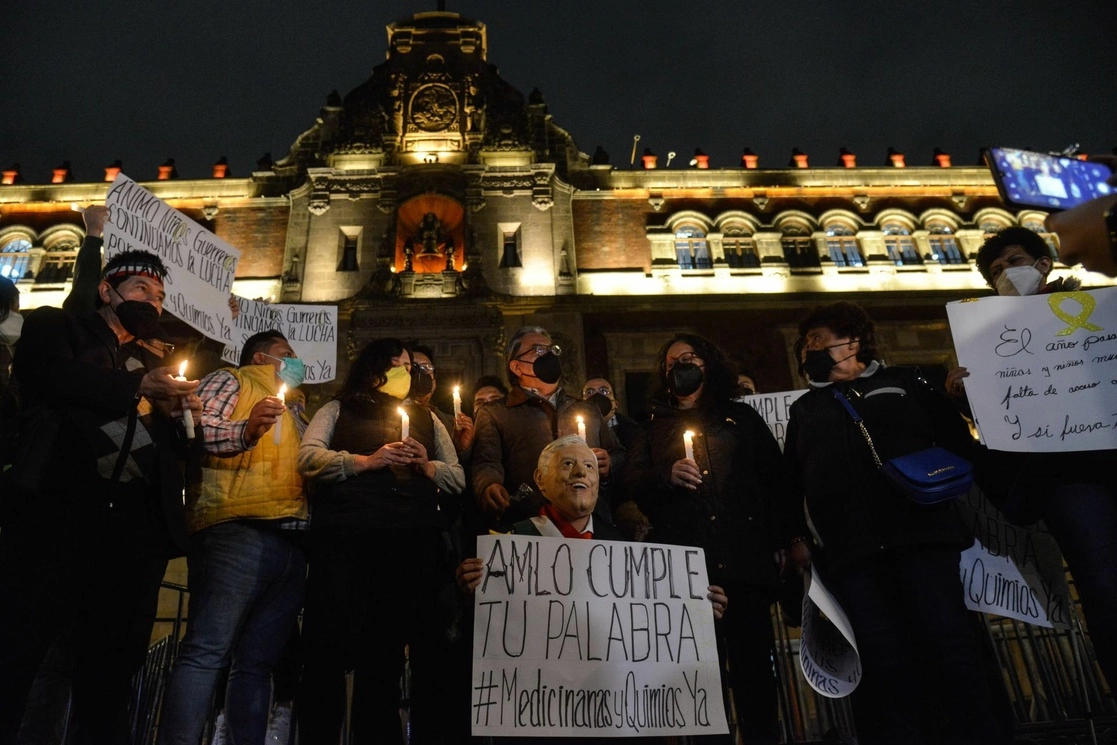 Padres de menores con cáncer durante la protesta. Foto Cuartoscuro