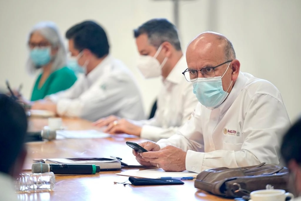 Juan Ferrer, titular del Insabi (der) durante una reunión con autoridades del Gobierno de Oaxaca. Foto Insabi