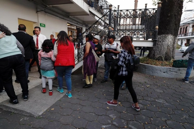 Padres de niños con cáncer a su llegada a la Secretaría de Gobernación, esta tarde. Foto: Cristina Rodríguez
