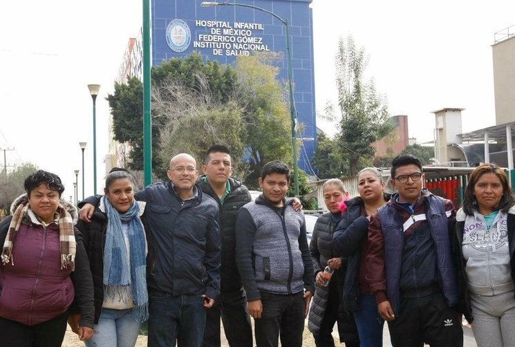 Padres de niños con cáncer afuera del Hospital Infantil de Mexico. Foto Roberto García Ortiz