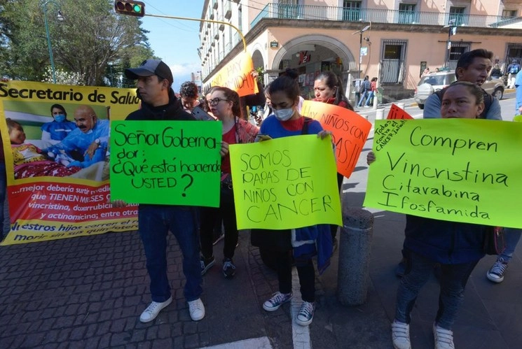 Madres de niños y adultos que padecen cáncer, realizaron una marcha en Xalapa, para exigir el abasto de medicamentos oncológicos. Foto Sergio Hernández 