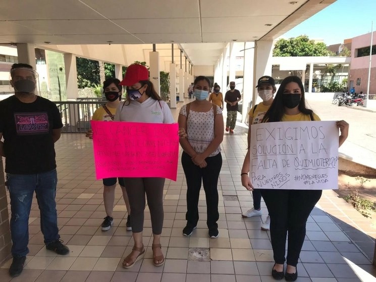 Los padres de los menores exigen medicamentos para el tratamiento. Foto Cristina Gómez