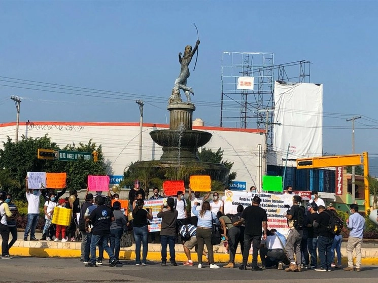 Padres de niños con cáncer protestan frente al hospital Pediátrico en Tuxtla Gutiérrez. Foto La Jornada
