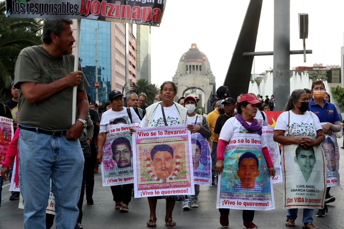 Marcha de padres de los 43 estudiantes desaparecidos de Ayotzinapa del Angel de la Independencia al Hemiciclo a Juárez, el 26 de febrero del 2023. Foto Roberto García Ortiz