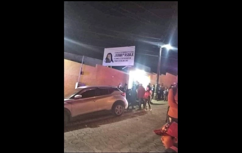 Padres de familia fueron por sus hijos el viernes a la secundaria Juana de Asbaje, municipio de Bochil, Chiapas, tras ser informados de que éstos tenían síntomas de intoxicación. Foto tomada de la cuenta de Twitter @mondy_alexa 