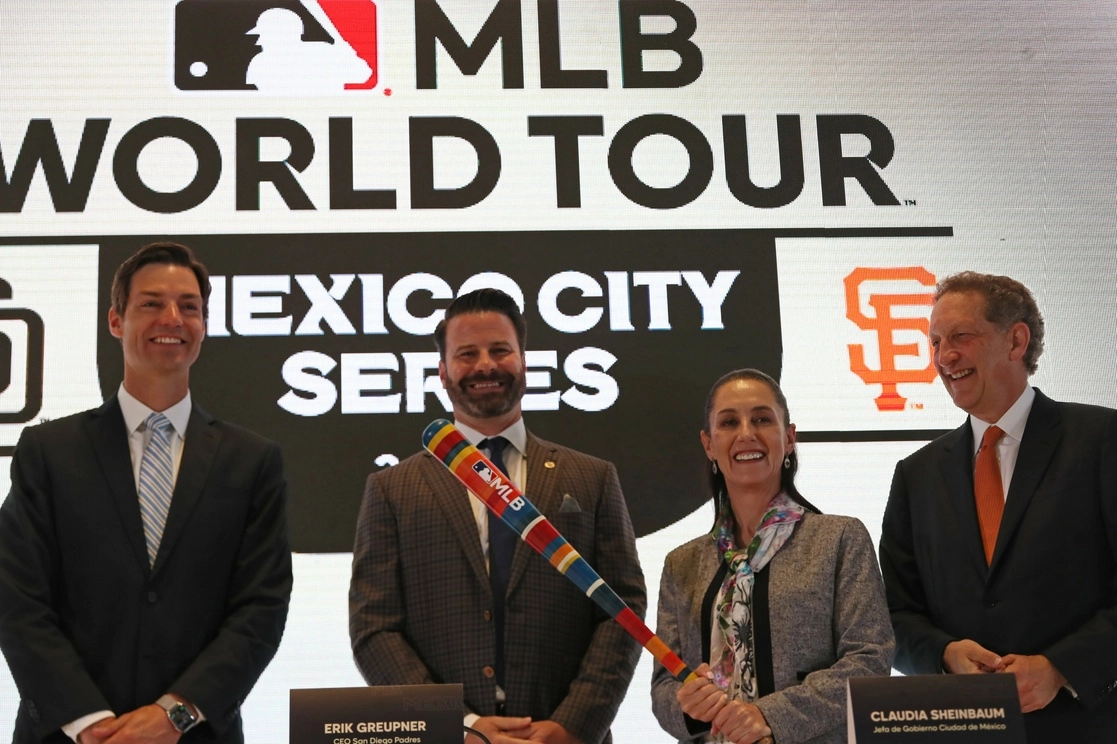 La jefa del Gobierno capitalino, Claudia Sheinbaum, y dirigentes de las Grandes Ligas (MLB, por sus siglas en inglés) anunciaron ayer que los dos equipos californianos jugarán dos partidos de temporada regular el 29 y 30 de abril de 2023, en el estadio Alfredo Harp Helú. Foto Roberto García Ortiz