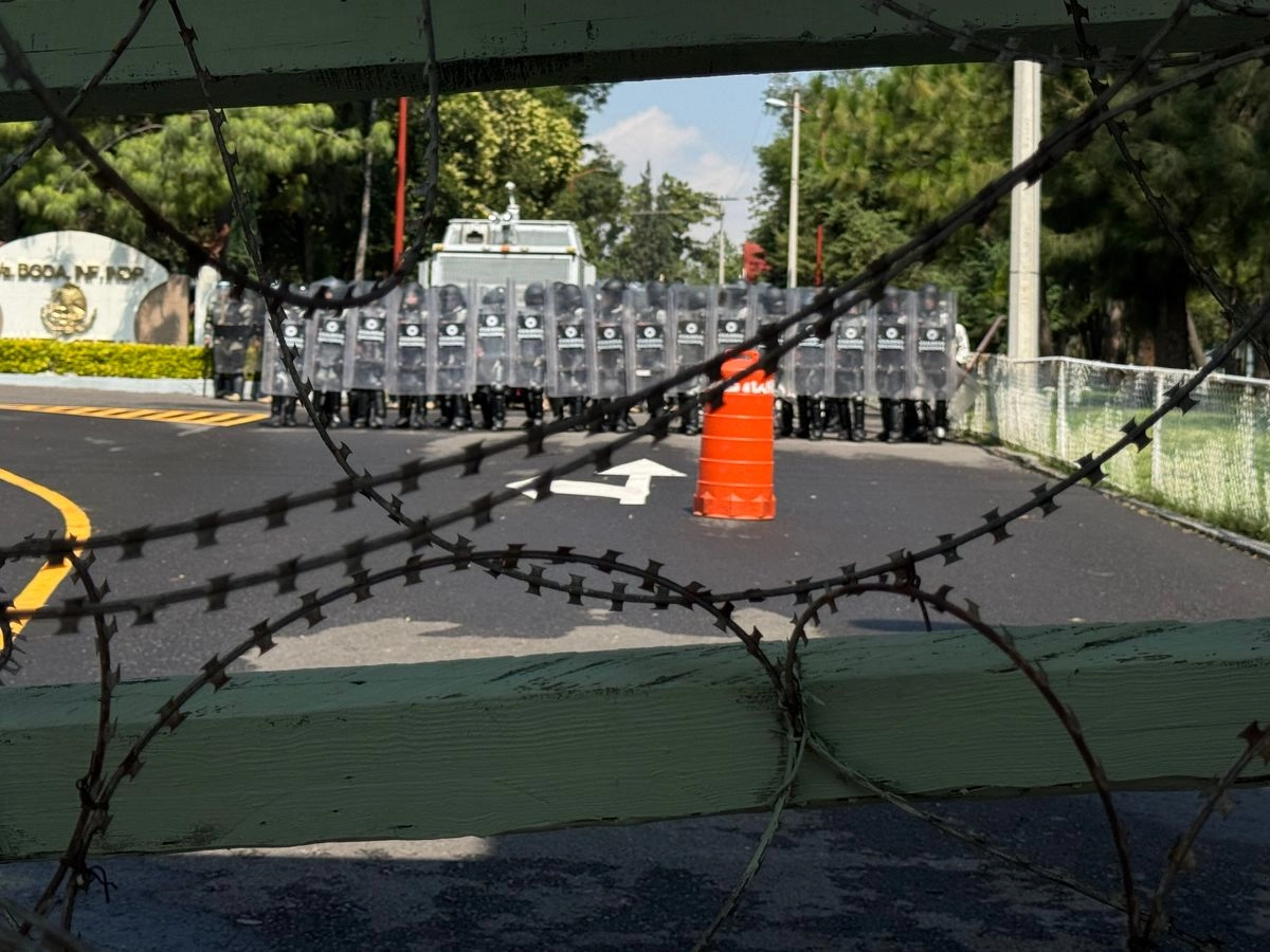Elementos de la Guardia Nacional, el Ejército y la SSC resguardan la Puerta 1 del Campo Militar ante la llegada de manifestantes por los nueve años de la desaparición de los normalistas de Ayotzinapa. Foto 
