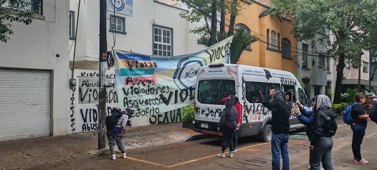 Padres y madres de familia señalan que menores de edad que asisten al Instituto Educativo Kent Integral Kids fueron abusados sexualmente por un trabajador del plantel. Foto 